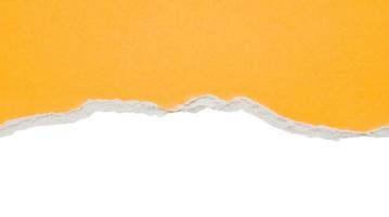 gelbes zerrissenes Papier zerrissene Kantenstreifen isoliert auf weißem Hintergrund foto