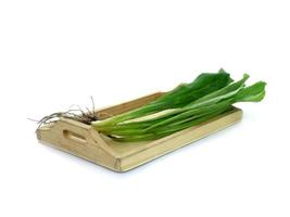 frisches grünes Gemüse auf weißem Hintergrund. foto