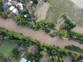 Überschwemmungen in ländlichen Gemeinden in Thailand, verursacht durch Stürme, die zu anhaltenden starken Regenfällen führen foto