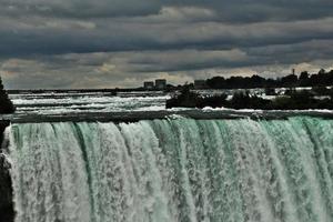 Ein Blick auf die Niagarafälle von der kanadischen Seite foto