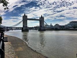 Blick auf die Tower Bridge in London foto