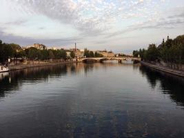 ein panoramablick auf paris im sommer foto