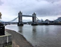 Blick auf die Tower Bridge in London foto