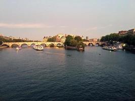 ein panoramablick auf paris im sommer foto