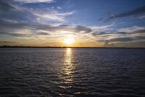 schöne landschaftsansicht des strandes dramatischer bunter sonnenuntergang foto