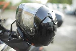 schwarzer Motorradhelm. Biker-Kopfschutz. Sicherheit auf der Straße. foto