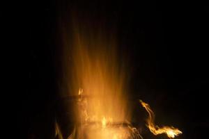 Textur des Feuers. Flammen in der Nacht. brennendes Brennholz. foto