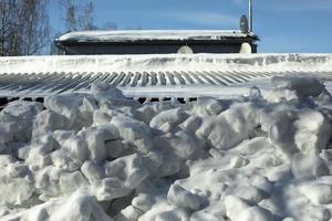 Dach mit Schnee. Schnee fiel vom Dach des Hauses. foto