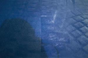 Textur ist blaue Lackfarbe. bemalter Tisch im Detail. foto