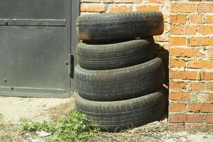 Reifen vom Auto. gebrauchte Räder. Gummilager. foto