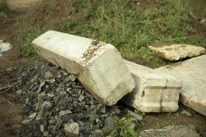 Fragmente einer Betonstruktur, die auf dem Boden liegen. die Struktur des groben Materials ist grau. bau in russland. foto