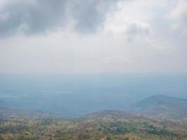 schöne landschaftsansicht von yeabmek cliff auf phu kradueng mountain national park in loei city thailand. phu kradueng mountain national park das berühmte reiseziel foto