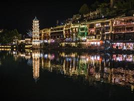 landschaftsansicht in der nacht der alten stadt fenghuang .phoenix alte stadt oder fenghuang grafschaft ist eine grafschaft der provinz hunan, china foto