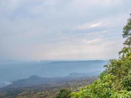 schöne landschaftsansicht von yeabmek cliff auf phu kradueng mountain national park in loei city thailand. phu kradueng mountain national park das berühmte reiseziel foto