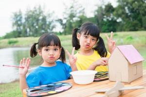 asiatische Geschwisterkinder zeichnen und malen Färbung auf dem Papier foto