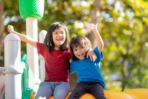 Kind spielt auf dem Spielplatz im Freien. kinder spielen in der schule oder im kindergartenhof. foto