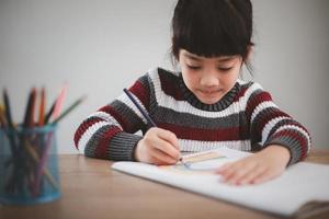 covid-19 coronavirus und lernen von zu hause aus, konzept für hausschulkinder. kleine kinder lernen online von zu hause aus foto