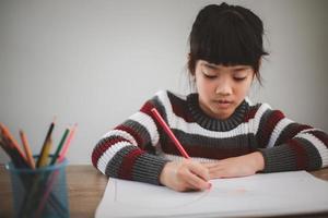 covid-19 coronavirus und lernen von zu hause aus, konzept für hausschulkinder. kleine kinder lernen online von zu hause aus foto