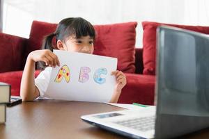 asiatische Studentin Online-Lernklasse online mit Laptop zu Hause lernen. foto