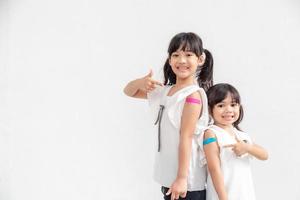 asiatische kleine Mädchen fühlen sich gut, nachdem sie einen Impfstoff erhalten haben. foto
