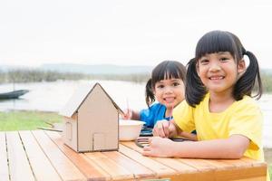 asiatische Geschwisterkinder zeichnen und malen Färbung auf dem Papier foto