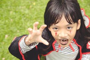 fröhliches halloween das süße kleine mädchen im halloween-kostüm foto