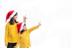 Fröhliche Weihnachten. kinder fröhlich feiern weihnachten. geschwister sind bereit, weihnachten zu feiern oder neujahr zu treffen. foto