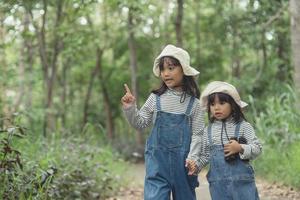 Kinder gehen zum Familiencampingplatz im Waldspaziergang entlang der Touristenroute. Campingstraße. Familienreise-Urlaubskonzept. foto