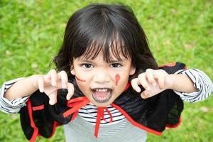 fröhliches halloween das süße kleine mädchen im halloween-kostüm foto