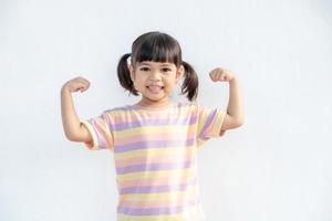 glückliche asiatische kinder, die ihre starken hände zeigen foto