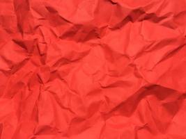 roter zerknitterter papierbeschaffenheitshintergrund für design. tapete für kopierraum foto
