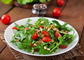 frischer Salat mit Hähnchenbrust, Rucola und Tomate foto