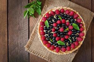 Torte mit Beeren und Pudding foto