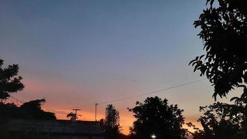 schöner abendhimmelhintergrund in bogor, indonesien 05 foto