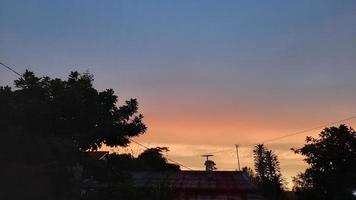 schöner abendhimmelhintergrund in bogor, indonesien 03 foto