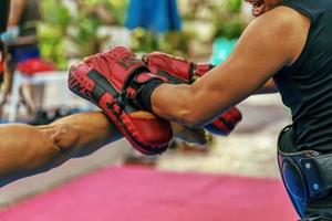 Sparring Thaiboxen in einem Boxstadion. foto