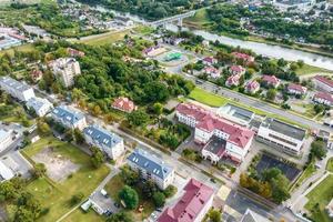 luftpanoramablick aus großer höhe auf roten dächern des historischen zentrums der alten großstadt foto