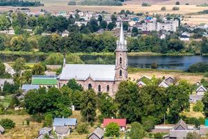 luftbild auf barocktempel oder katholische kirche auf dem land foto