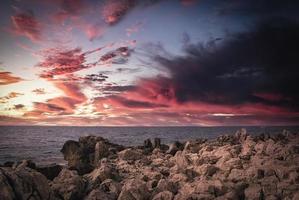 Sonnenuntergang an den felsigen Ufern foto