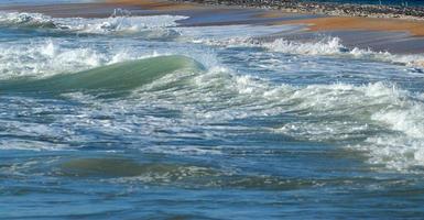 Wellen krachen am Strand foto