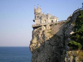 Jalta, Krim, Ukraine, 2011 - Schloss Schwalbennest durch Anheben der Treppe. Auf dem Felsen in der Nähe der Burg befindet sich eine Aussichtsplattform, die einen schönen Blick auf das Schwarze Meer bietet.