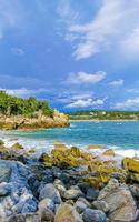 schöne surferwellen felsen klippen am strand puerto escondido mexiko. foto