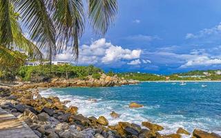 schöne surferwellen felsen klippen am strand puerto escondido mexiko. foto