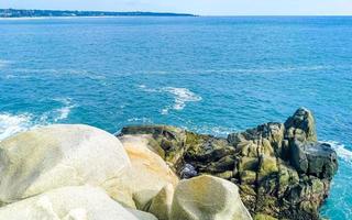 schöne surferwellen felsen klippen am strand puerto escondido mexiko. foto