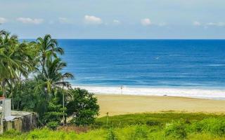 extrem natürliche panorama-surferwellen am strand von puerto escondido mexico. foto