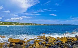 schöne surferwellen felsen klippen am strand puerto escondido mexiko. foto