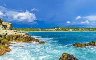 schöne surferwellen felsen klippen am strand puerto escondido mexiko. foto