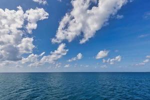 Helle schöne Meereslandschaft, Sandstrand, Wolken, die sich im Wasser spiegeln, natürlicher minimalistischer Hintergrund und Textur, Panoramabanner. meer ozean ökologie naturkonzept. blauer himmel wolken, idyllisch foto