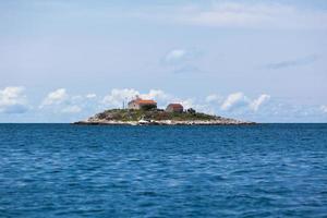 Leuchtturm auf einer kleinen Insel in der Adria foto