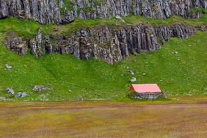 isländische naturlandschaft mit bergen und wohnung foto